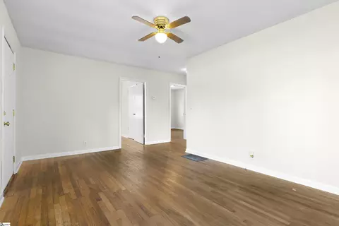 Living - 115 Cooley St, Duncan, SC 29334 photo 2 of 4