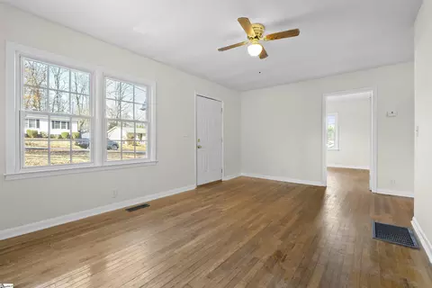Living - 115 Cooley St, Duncan, SC 29334 photo 3 of 4