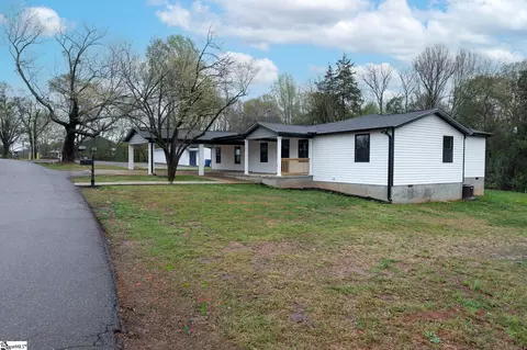 136 Moore St, Wellford, SC 29385