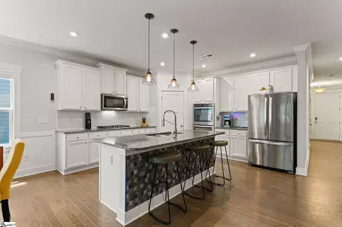 Kitchen - 133 Redcroft Dr, Greer, SC 29651 photo 2 of 4