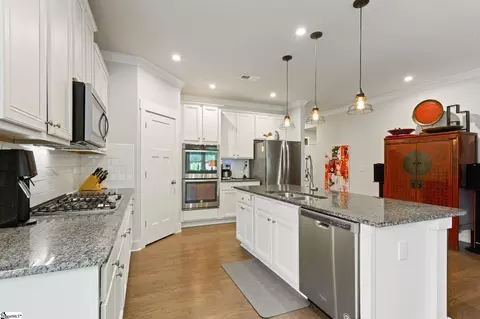 Kitchen - 133 Redcroft Dr, Greer, SC 29651 photo 3 of 4
