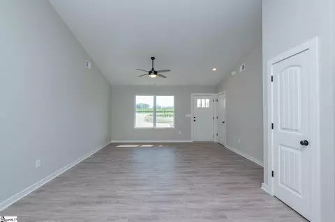 Living - 9892 Highway 252, Ware Shoals, SC 29692 photo 2 of 5