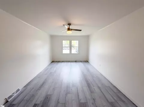 Living - 105 Foxhall Ct, Easley, SC 29640 photo 4 of 7