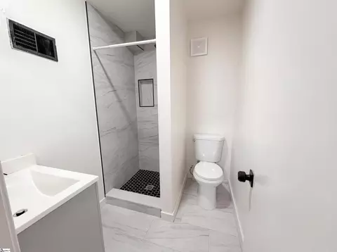 Bath - 105 Foxhall Ct, Easley, SC 29640 photo 3 of 3