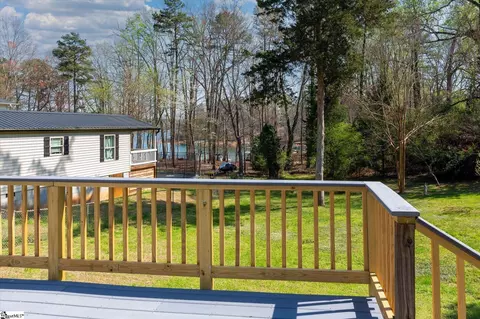 1028 Pinelake Dr, Townville, SC 29689