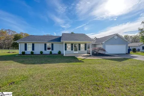102 Stoneledge Dr, Woodruff, SC 29388