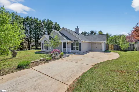 304 Golden Leaf Ln, Simpsonville, SC 29681