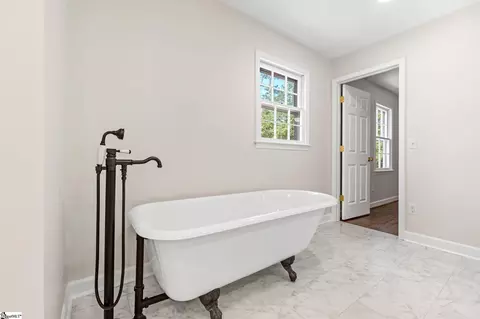 Bath - 704 Hedgewood Ter, Greer, SC 29650 photo 4 of 5