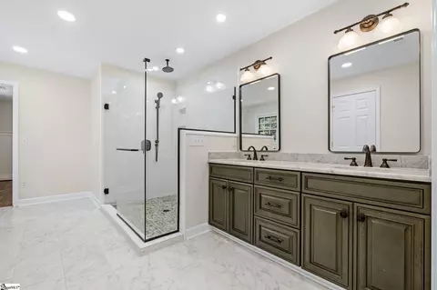Bath - 704 Hedgewood Ter, Greer, SC 29650 photo 2 of 5