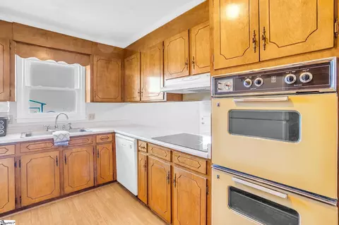 Kitchen - 464 Bishop Dr, Mauldin, SC 29662 photo 2 of 5