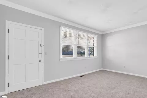 Living - 464 Bishop Dr, Mauldin, SC 29662 photo 2 of 5