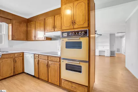 Kitchen - 464 Bishop Dr, Mauldin, SC 29662 photo 1 of 5