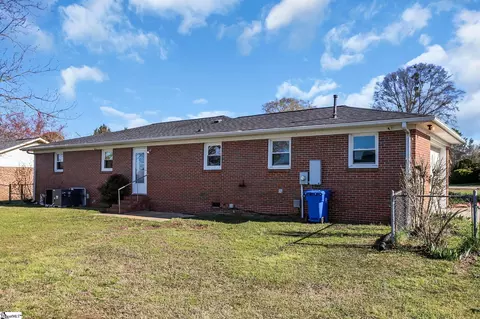 Exterior - 464 Bishop Dr, Mauldin, SC 29662 photo 8 of 10