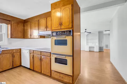 Kitchen - 464 Bishop Dr, Mauldin, SC 29662 photo 4 of 5