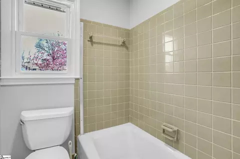 Bath - 464 Bishop Dr, Mauldin, SC 29662 photo 2 of 3