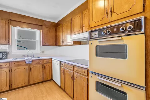 Kitchen - 464 Bishop Dr, Mauldin, SC 29662 photo 5 of 5
