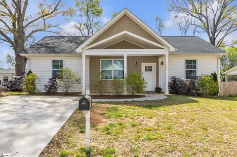 525 W Peachtree St, Woodruff, SC 29388