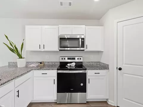 Kitchen - 124 Brooks Dr, Williamston, SC 29697 photo 2 of 3