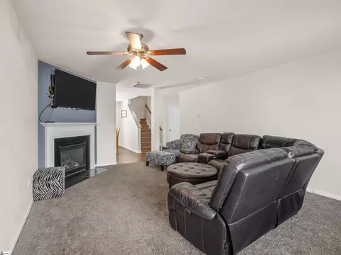 Living - 415 Victory Ln, Moore, SC 29369 photo 2 of 4