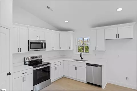 Kitchen - 131 Old Settle Rd, Inman, SC 29349 photo 2 of 2