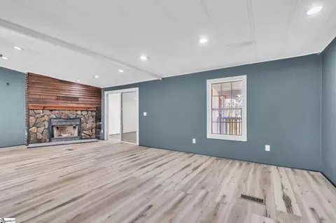 Living - 105 Dyar Dr, Anderson, SC 29621 photo 2 of 8