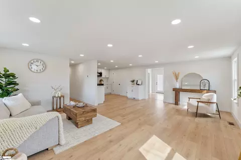Living - 5202 Highway 86, Easley, SC 29642 photo 1 of 3