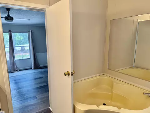 Bath - 223 Stringer Rd, Anderson, SC 29621 photo 2 of 4