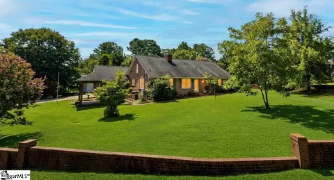 6 Woodlawn Dr, Ware Shoals, SC 29692