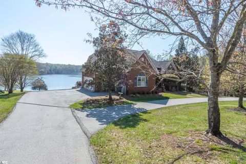 102 E Peninsula Dr, Laurens, SC 29360