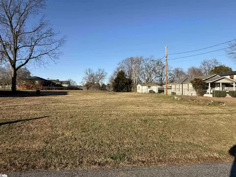 211 Pine St, Reidville, SC 29375