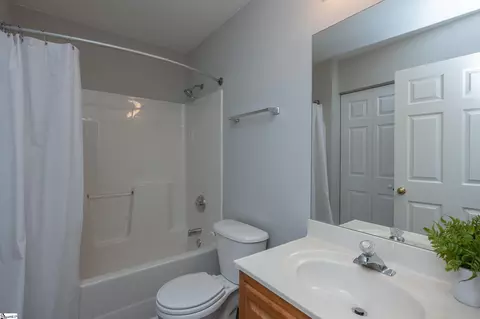 Bath - 11 Seaside Ln, Greer, SC 29650 photo 3 of 3