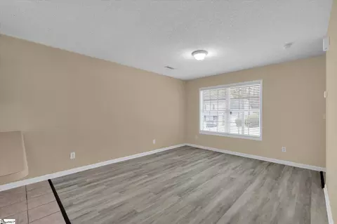Living - 213 Springfield Cir, Easley, SC 29642 photo 2 of 5