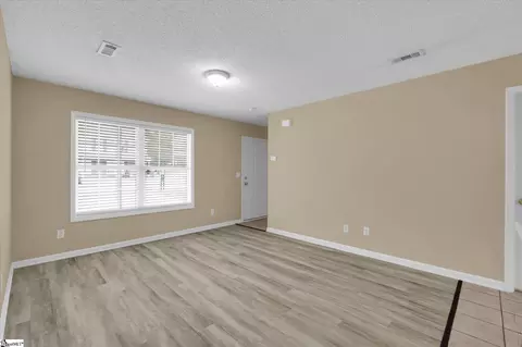 Living - 213 Springfield Cir, Easley, SC 29642 photo 3 of 5