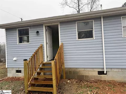 22 Stevens St, Laurens, SC 29360