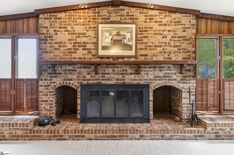 Living - 305 Nelson Dr, Anderson, SC 29621 photo 3 of 9