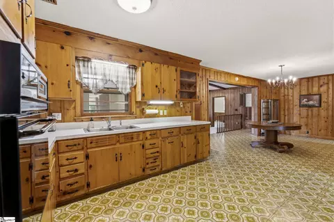 Kitchen - 305 Nelson Dr, Anderson, SC 29621 photo 2 of 4