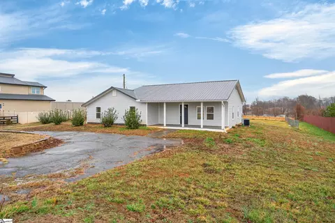 583 Berry Rd, Boiling Springs, SC 29316