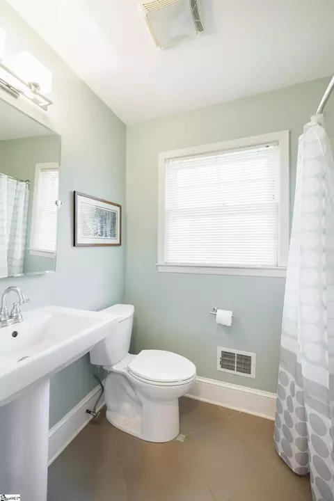 Bath - 512 Devenger Rd, Greer, SC 29650 photo 2 of 5