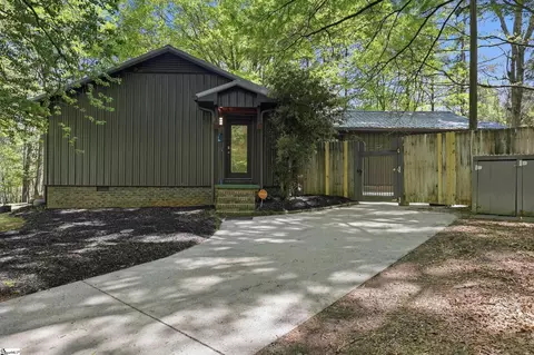 111 Sourwood St, Central, SC 29630