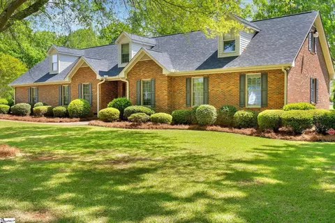 304 Dixon St, Clinton, SC 29325