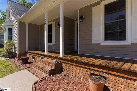 Exterior - 207 E Celestial Dr, Greer, SC 29651 photo 2 of 5