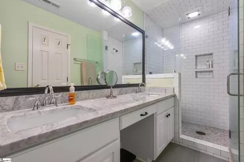 Bath - 528 Riveredge Ct, Moore, SC 29369 photo 5 of 8