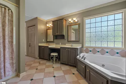 Bath - 528 Riveredge Ct, Moore, SC 29369 photo 2 of 8