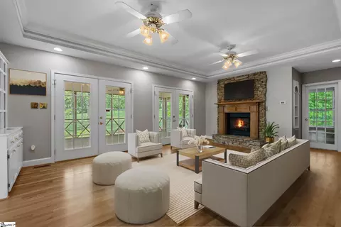 Living - 528 Riveredge Ct, Moore, SC 29369 photo 1 of 5