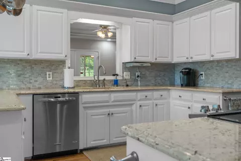 Kitchen - 528 Riveredge Ct, Moore, SC 29369 photo 4 of 4