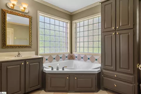 Bath - 528 Riveredge Ct, Moore, SC 29369 photo 3 of 8