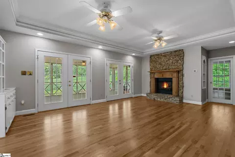 Living - 528 Riveredge Ct, Moore, SC 29369 photo 4 of 5