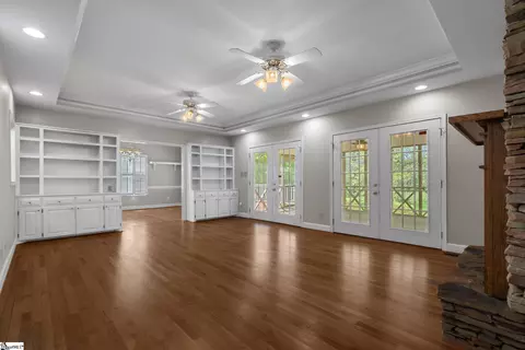 Living - 528 Riveredge Ct, Moore, SC 29369 photo 5 of 5