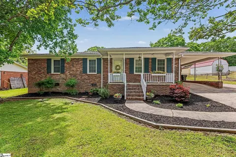 9 Poplar St, Woodruff, SC 29388