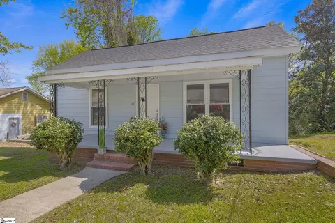 26 Pearl St, Ware Shoals, SC 29692